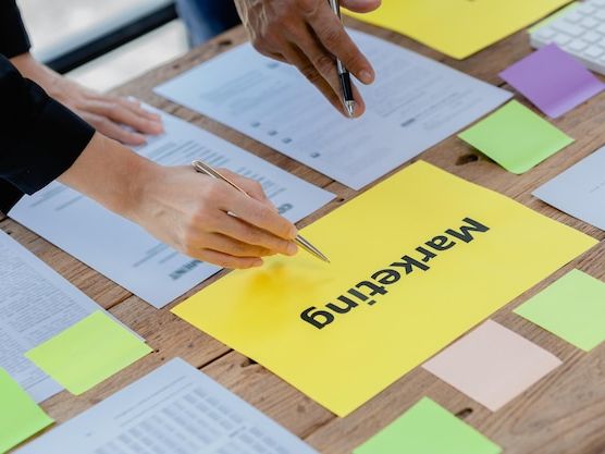 Kroki do efektywnego brandingu wizualnego dla firm: Kompletny przewodnik
